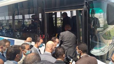 جولة للوزراء بالأتوبيس الكهربائي تزامنا مع إعلان بداية إنتاجه في مصر | صور