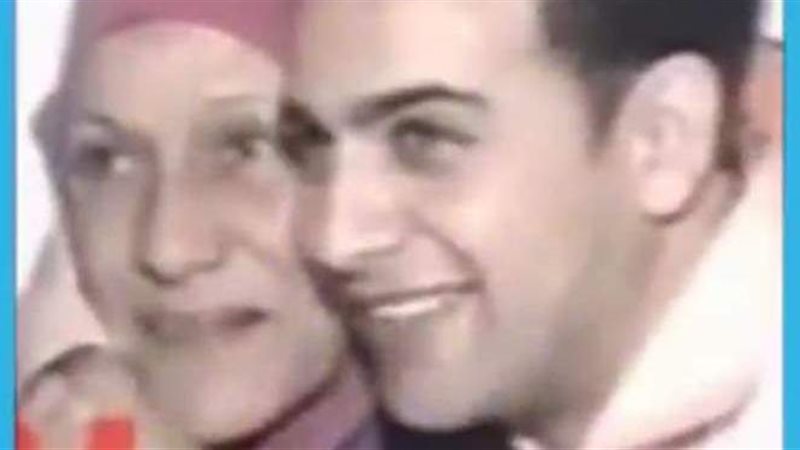 مصطفى قمر ووالدته