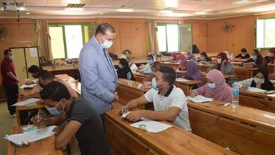 رئيس جامعة سوهاج يتفقد امتحانات كلية الطب البيطري
