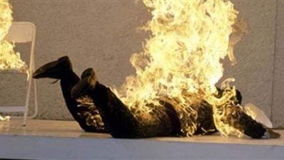 مواطن يشعل النار في نفسه أمام محكمة إيرانية