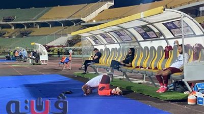 صلاح عاشور يؤدي صلاة المغرب أمام دكة البدلاء في مباراة الزمالك والمقاصة | صور