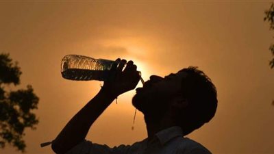 نصحت بشرب المياه.. الأرصاد تكشف موعد انتهاء الموجة الحارة