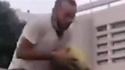 بائع متجول يلقي البطيخ على مراكز الحرس الوطني يثير أزمة في تونس | فيديو