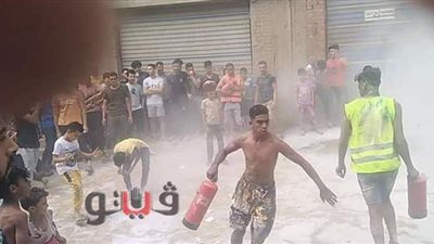 لحظة تطاير طفاية حريق وإصابة فتاتين خلال نقل أثاث عروسين بالدقهلية | فيديو