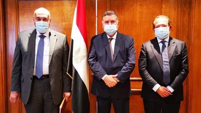 وزير قطاع الأعمال يشهد توقيع عقود 7 مصانع جديدة للغزل والنسيج