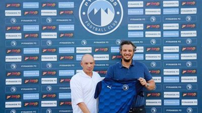 رسميا.. اليوناني تاكيس جونياس مديرا فنيا لبيراميدز | صور