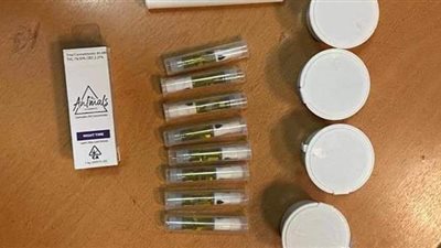 داخل علب حلوى غالية الثمن.. إحباط محاولة تهريب حشيش بحوزة أمريكي بمطار القاهرة