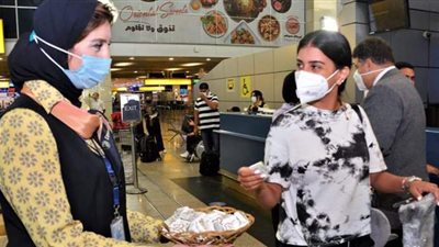 مطار القاهرة يحتفل بالذكرى الثامنة لثورة 30 يونيو بالورود والشيكولاتة