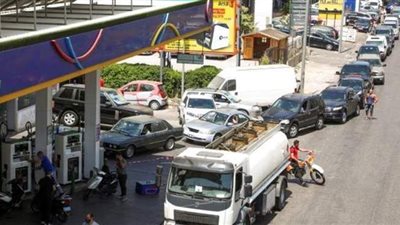 سيدة لبنانية تقطع الطريق بجسدها بسبب أزمة الوقود | فيديو