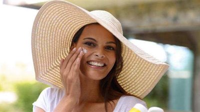 ما الفرق بين الصن بلوك والصن سكرين وما هو المناسب للبشرة؟