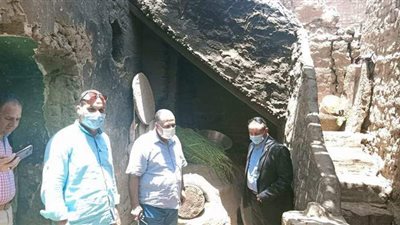 سكرتير أسيوط يتفقد المشروعات والمنازل المقرر إعادة تأهيلها | صور