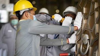 صيانة أبواب المسجد الحرام استعداداً لموسم الحج | صور