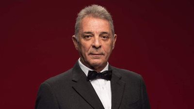 محمود حميدة يمنح حفيدته لقب بطلة العالم في عيد ميلادها