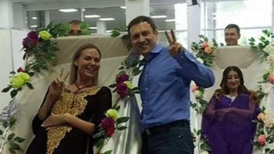 ملابس الموتى.. عارضات أزياء داخل توابيت في أغرب معرض بالعالم