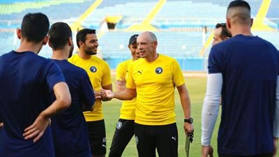 في أول ظهور.. تاكيس جونياس يقود تدريبات بيراميدز | صور