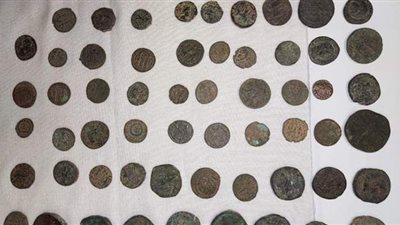 ضبط محاولة تهريب 203 عملات أثرية بمطار القاهرة