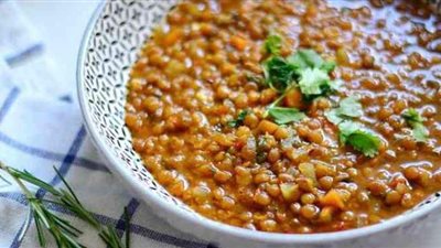 بالسمن البلدي.. طريقة عمل العدس بجبة