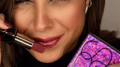 ألوان المكياج الفسفورية موضة صيف 2021