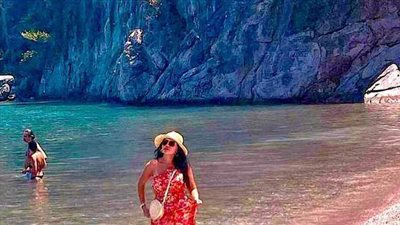 رانيا يوسف بإطلالة مثيرة على البحر | صور