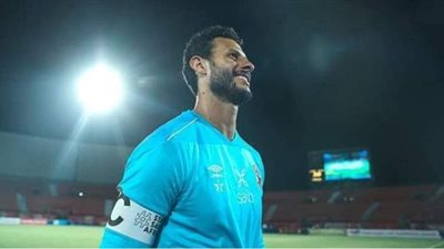 هل انتهى شهر العسل بين الأهلي وحارس مرماه؟!