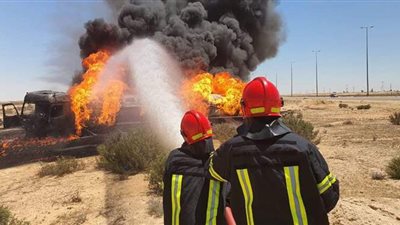 إخماد حريق هائل بسيارة مواد بترولية على طريق مطروح الإقليمي | صور