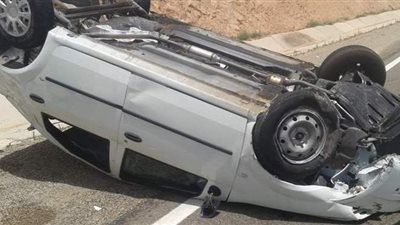 إصابة 5 أشخاص من أسرة واحدة إثر انقلاب سيارتهم بطريق مطروح