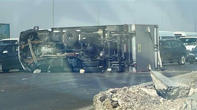 إصابة شخصين إثر انقلاب سيارة نصف نقل بطريق الواحات | صور