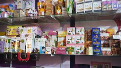 ضبط أدوية وأجهزة وأعشاب مجهولة بمركز علاج طبيعي ببني سويف| صور