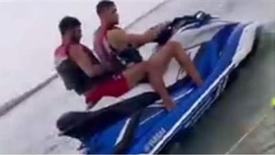 في تحد جديد منه.. فرجاني ساسي يظهر مع صديقه في نزهة على البحر