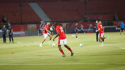 لاعبو الأهلي يجرون عمليات الإحماء استعدادا لمواجهة بيراميدز