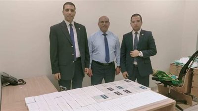 ضبط ٨٥ جهاز تدخين حول جسد راكب بمطار القاهرة