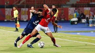 الأهلي يتعادل سلبيا مع بيراميدز في الشوط الأول.. وطرد 