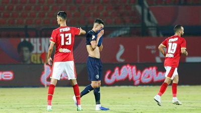 بكاء نبيل دونجا بعد حصوله على البطاقة الحمراء في مباراة الأهلي