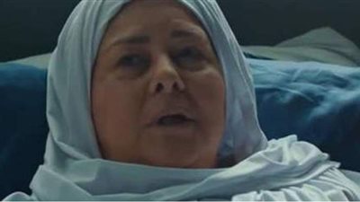 طريحة الفراش وعايشة بالأكسجين.. تطورات جديدة في حالة الفنانة دلال عبد العزيز الصحية