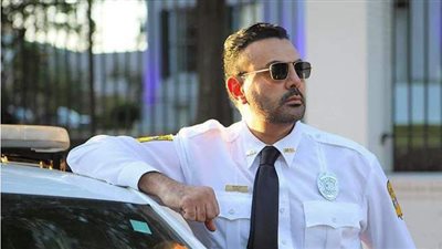 محمد كريم يفاجئ جمهوره بملابس الشرطة الأمريكية في كواليس A Day To Die مع بروس ويليز