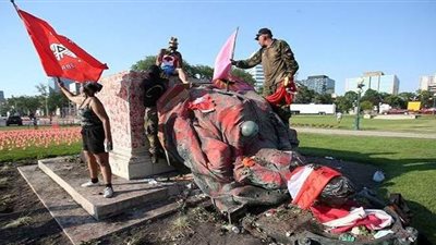 إسقاط تمثالين للملكتين فيكتوريا وإليزابيث في كندا | فيديو