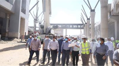 وزير النقل يتفقد مشروعات القطارات المكهربة