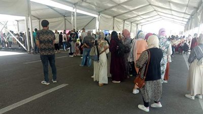 قبل فتح الأبواب.. تجمع زوار معرض الكتاب في ثاني أيامه | صور و فيديو