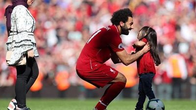 بعد شائعة انفصالهما.. محمد صلاح يقضي إجازة مع زوجته وأطفاله بدبي