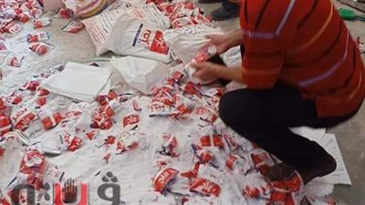 ضبط 15 طن ملح طعام مجهول داخل مصنع في الإسماعيلية | صور