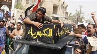 عراقيون يحتجون على انقطاع الكهرباء والمياه