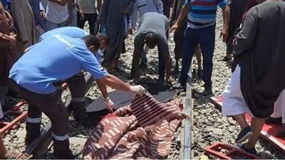 الصور الأولى لرفع جثة سائق السيارة في حادث قطار قنا | صور