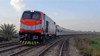 عودة حركة القطارات لطبيعتها بعد تصادم قطار بسيارة نقل في قنا | فيديو