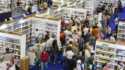 بعد ضبط 50 ألف كتاب مزور.. غلق جناح بسور الأزبكية في معرض القاهرة