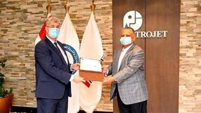 «رئيس بتروجت» يكرم أبناء العاملين المتفوقين في الشهادات الدراسية | صور