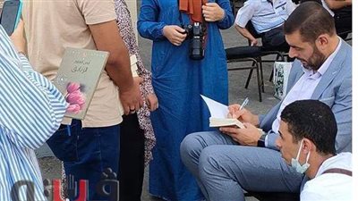 الشاعر أيمن العتوم يتجاهل التحذيرات ويقوم بالتوقيع على إصداراته بمعرض الكتاب | فيديو