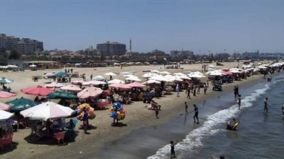 شواطئ بورسعيد كاملة العدد.. إقبال من كافة المحافظات وانتشار للمنقذين | صور