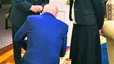 أم لـ 12 طفلا.. بايدن يركع على ركبته أمام موظفة الرئيس الإسرائيلي