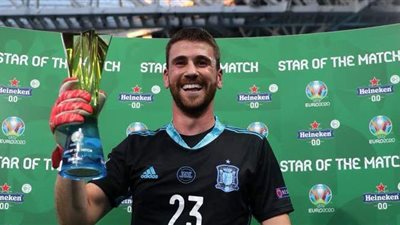 يورو 2020.. حارس إسبانيا يفوز بجائزة رجل المباراة بعد تألقه في ركلات الترجيح