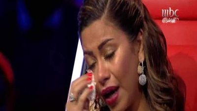 شيرين تدخل في نوبة بكاء على الهواء: أنا تعبانة وبحاول أمشي جوا الحيط